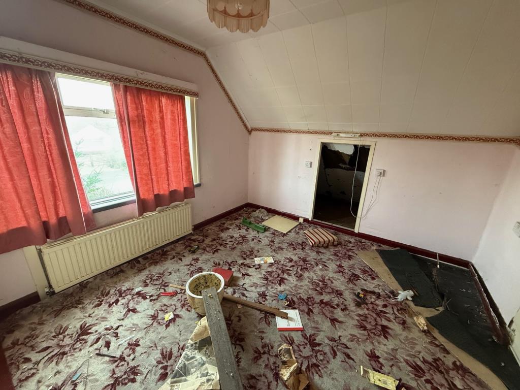 Lot: 155 - CHALET BUNGALOW FOR COMPLETE RENOVATION - Bedroom